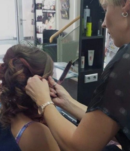 Hochsteckfrisur und professionelles Styling im Salon im Kino Hoyerswerda