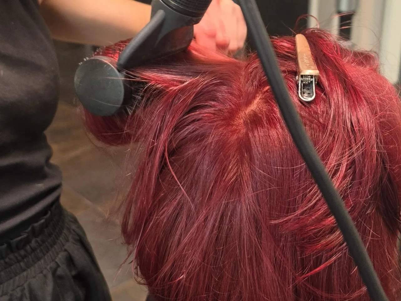 Föhnen nach dem Farbservice – rot gefärbtes Haar im Salon im Kino Hoyerswerda