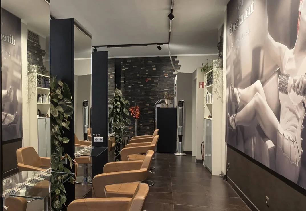 Stylingplätze mit Ledersesseln im Salon im Kino Hoyerswerda