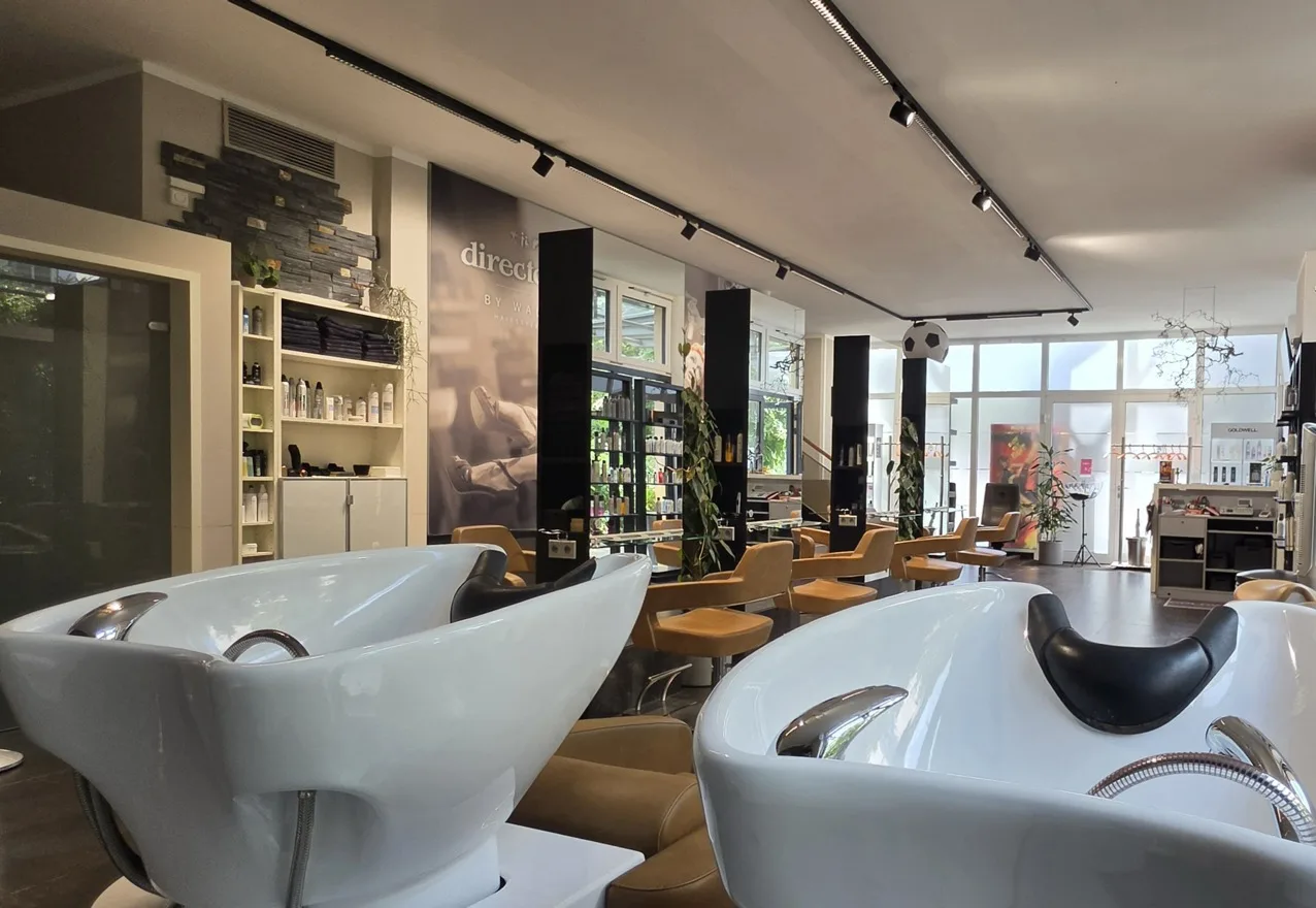 Waschplätze mit weißen Waschbecken im Salon im Kino Hoyerswerda