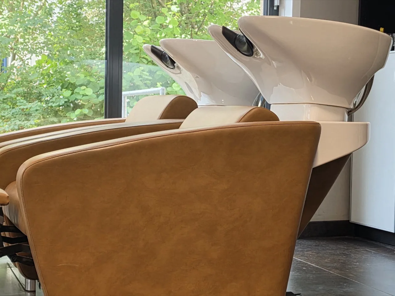 Waschplätze mit Liegesesseln und weißen Waschbecken im Salon im Kino Hoyerswerda