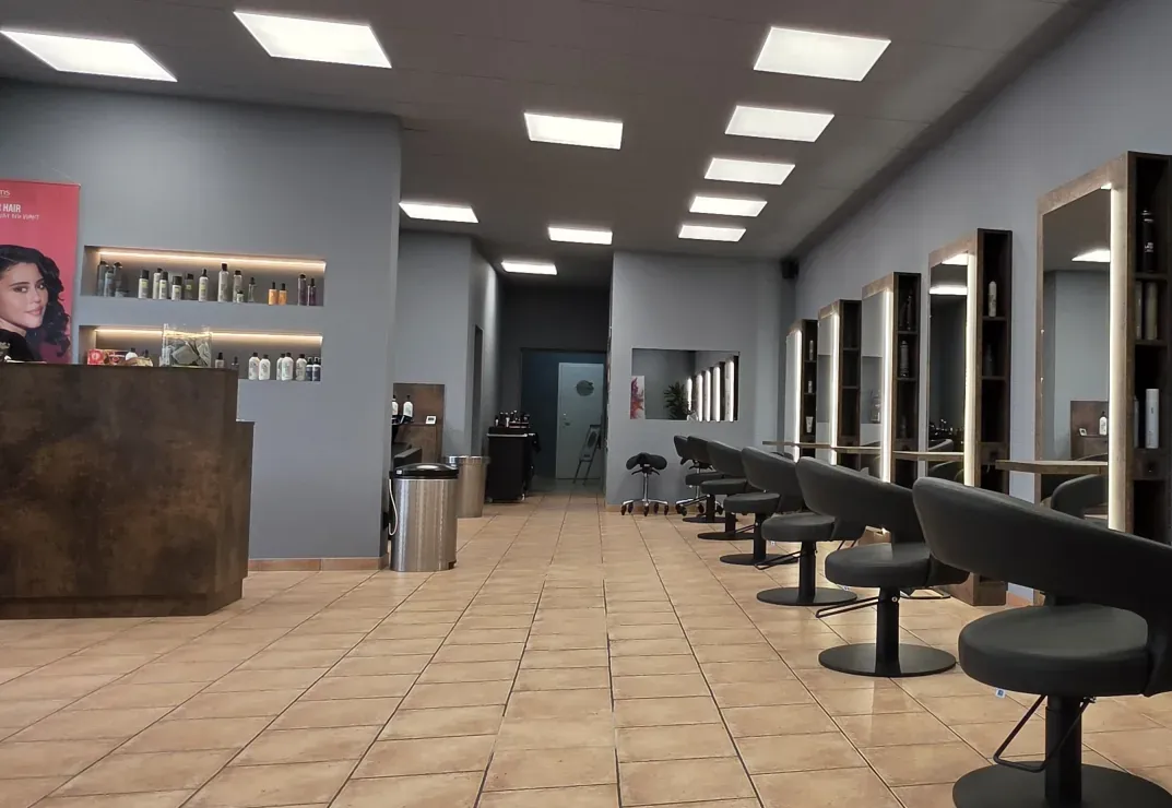 Empfangsbereich und Stylingplätze im Salon Luft Hoyerswerda