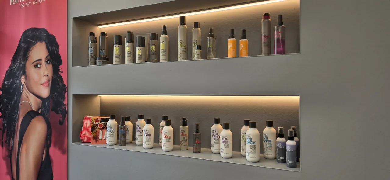 Produktregal mit KMS und Goldwell Haarpflege im Salon Luft Hoyerswerda