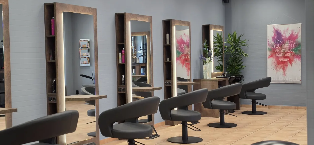 Schneidebereich mit Spiegelplätzen im Salon Luft Hoyerswerda