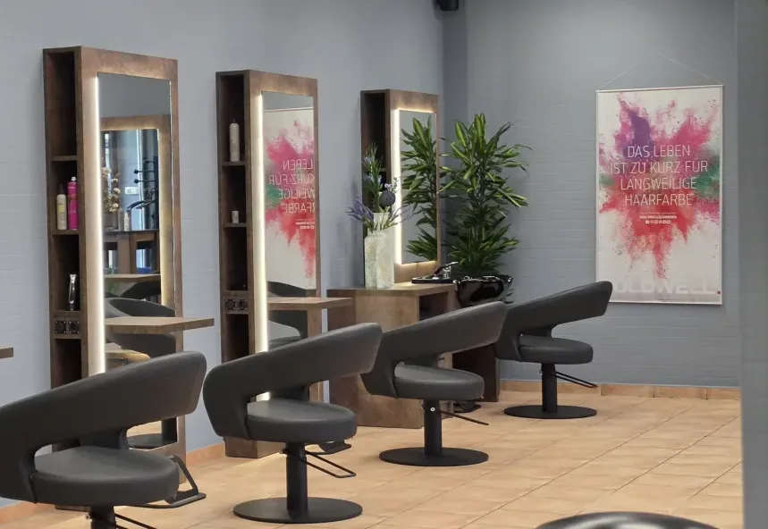 Schneidebereich mit Spiegelplätzen im Salon Luft Hoyerswerda