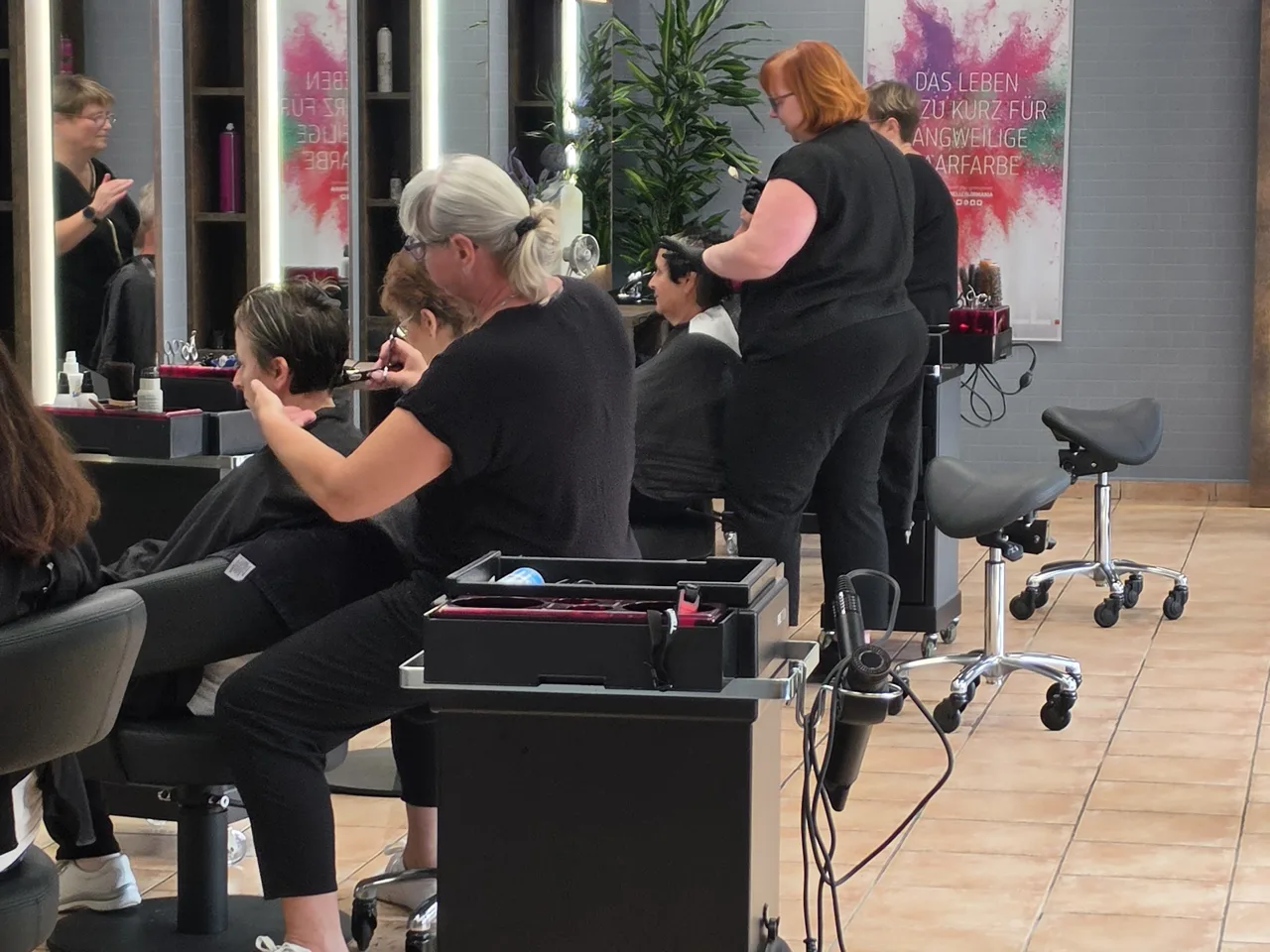 Das Team des Salon Luft bei der Arbeit an den Stylingplätzen in Hoyerswerda