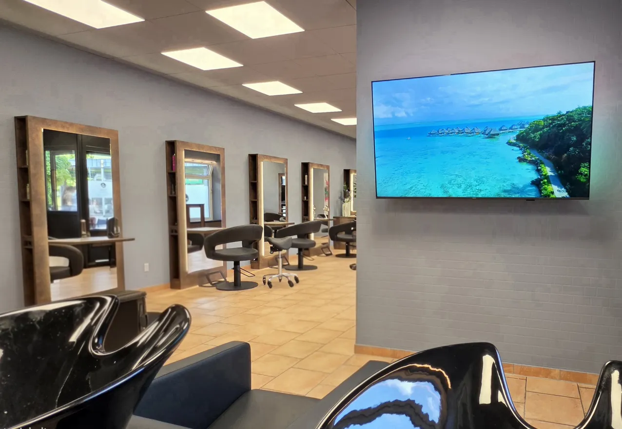 Waschbereich mit Fernseher und Blick auf die Stylingplätze im Salon Luft Hoyerswerda